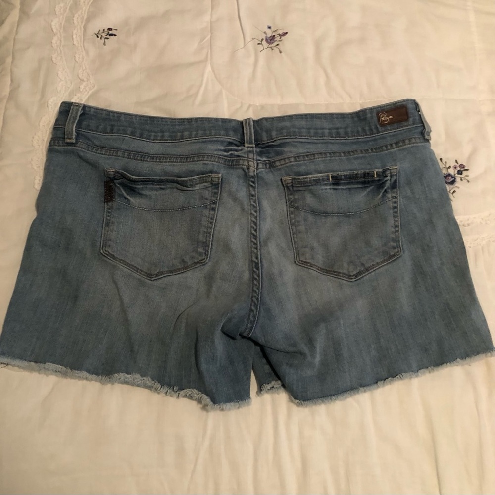Denim Shorts with lovely detail in the pockets and waste band. - Picture 3 of 9